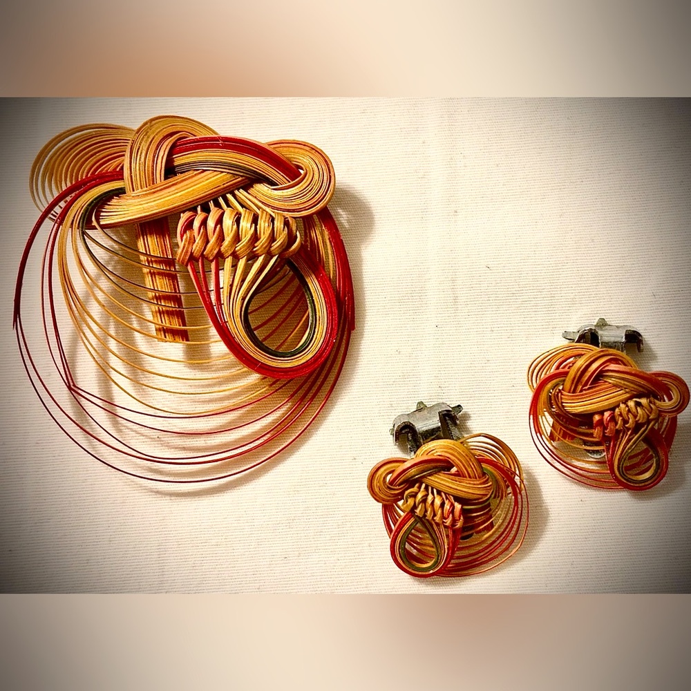 VINTAGE HAND-MADE WOVEN RAINBOW BAMBOO BROOCH & EARRINGS (CIRCA 1960)…